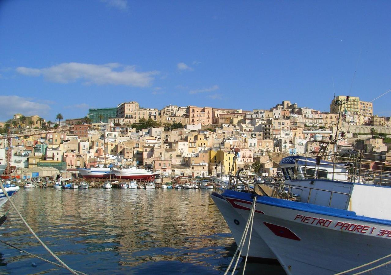 In Sciacca Mare: Tennis / Soccer Field, Barbecue, Wifi, Cooking Are Case San Marco